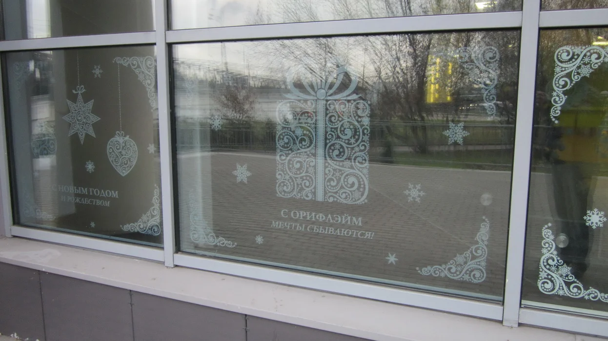 Печать наклеек на прозрачной пленке с белилами