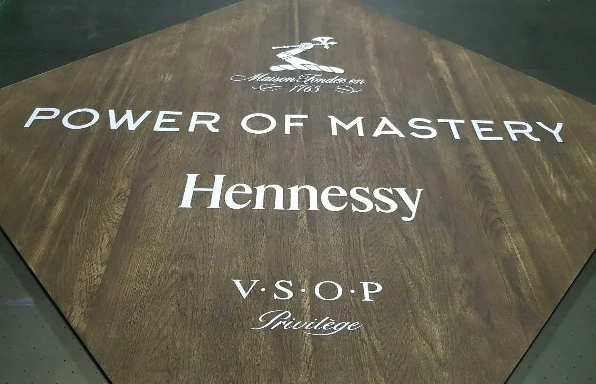 Печать наклеек на прозрачной пленке с белилами