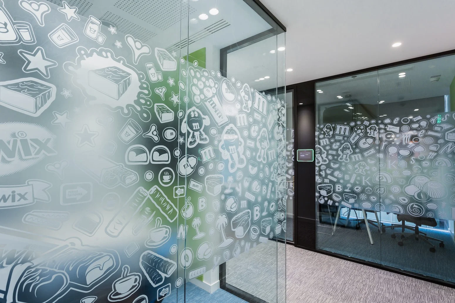 Печать наклеек на прозрачной пленке с белилами