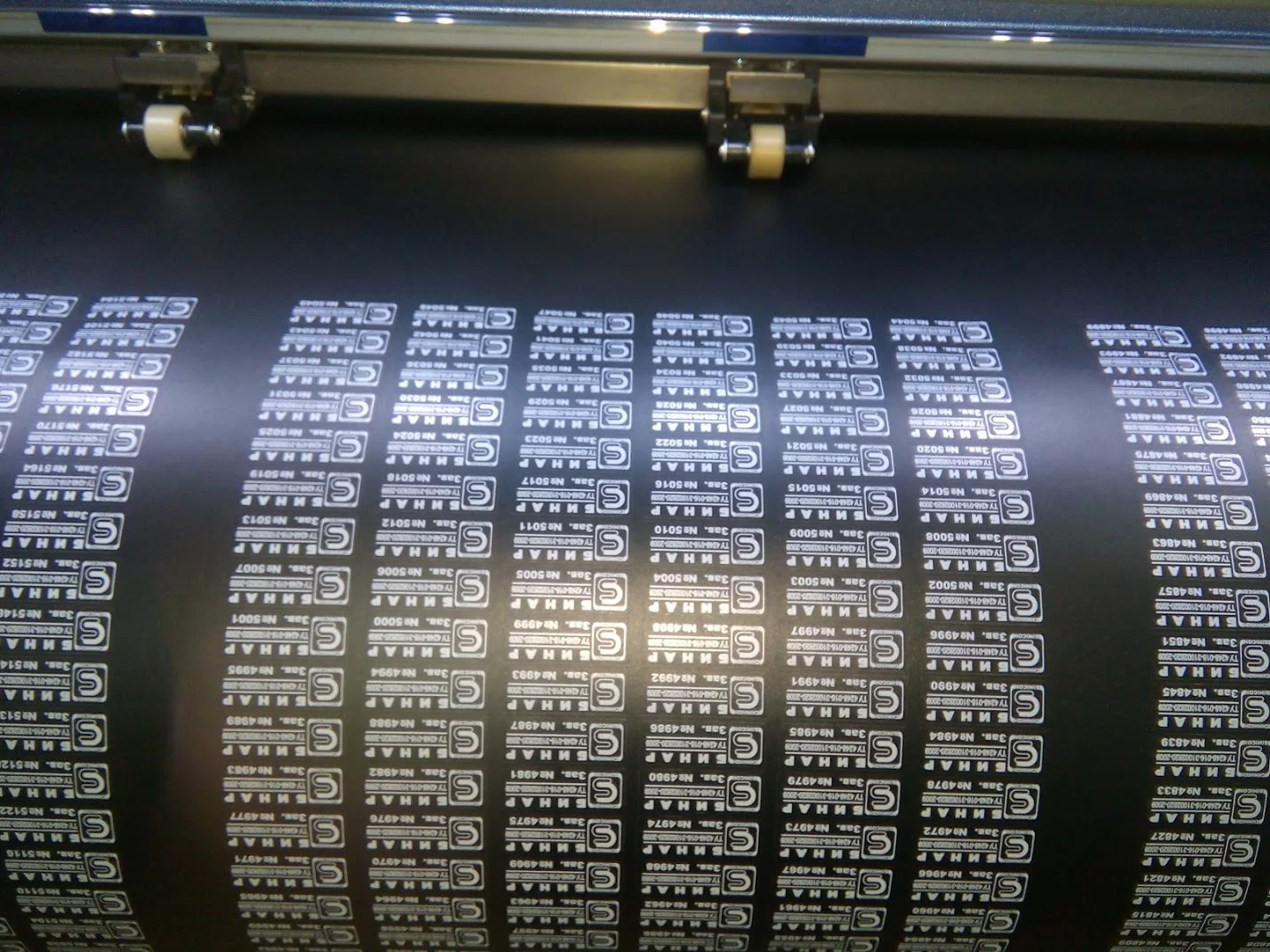 Печать наклеек на прозрачной пленке с белилами