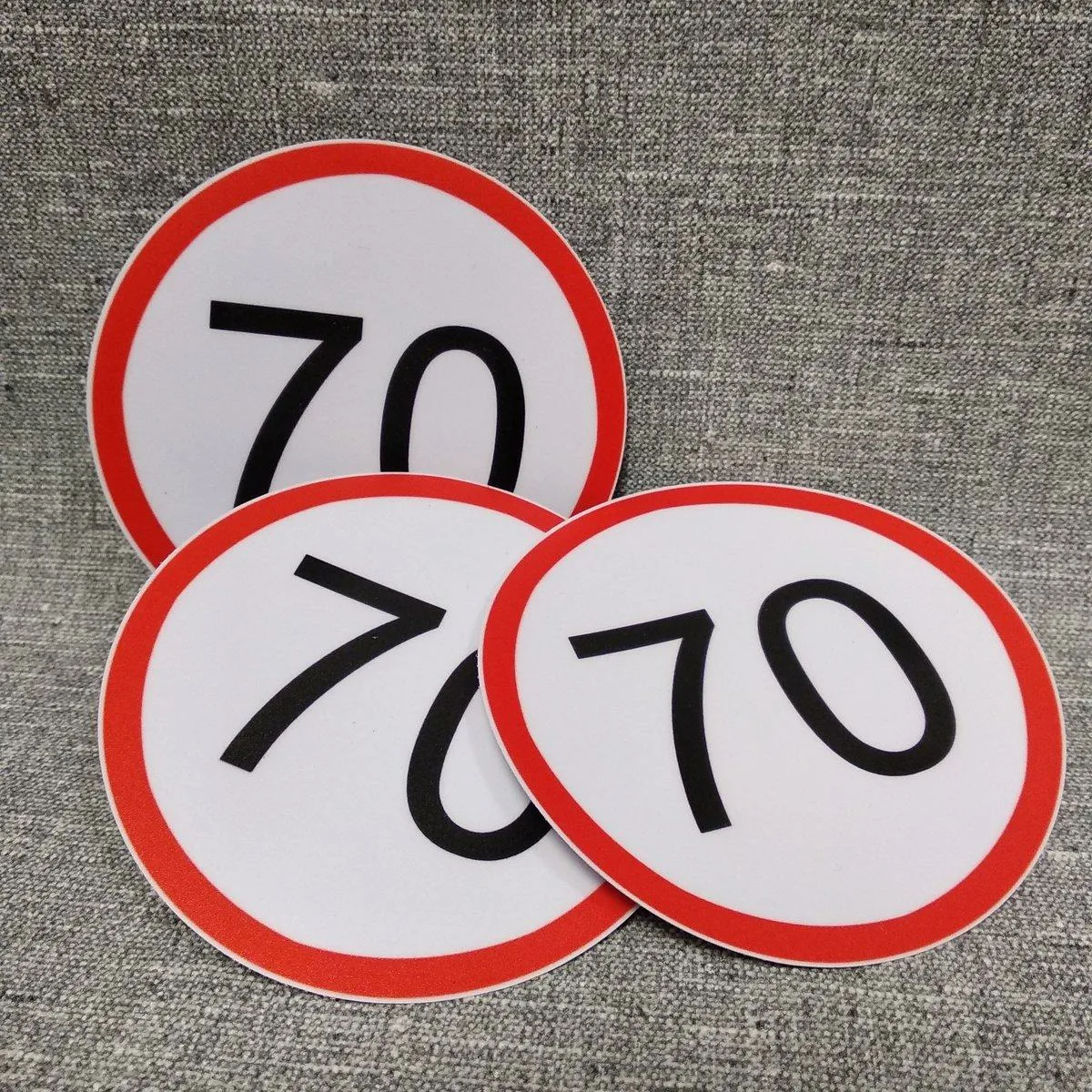 Печать наклеек знак 70 на авто