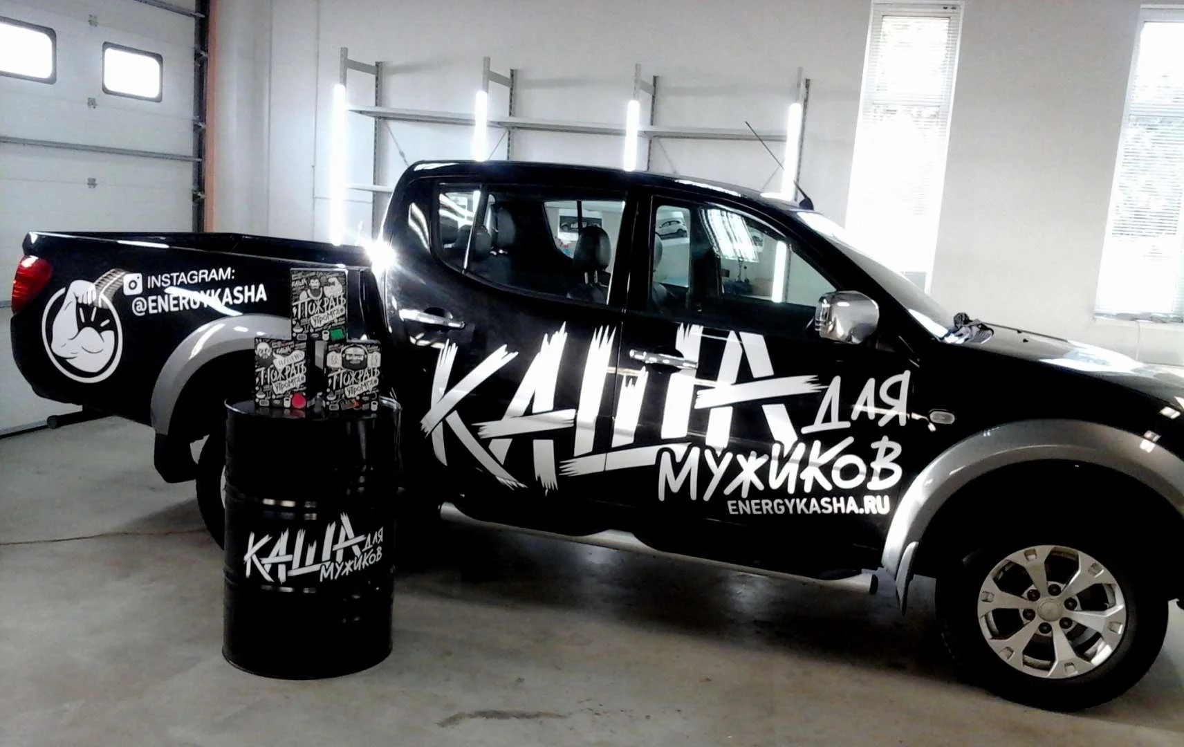 Печать рекламных наклеек на машину