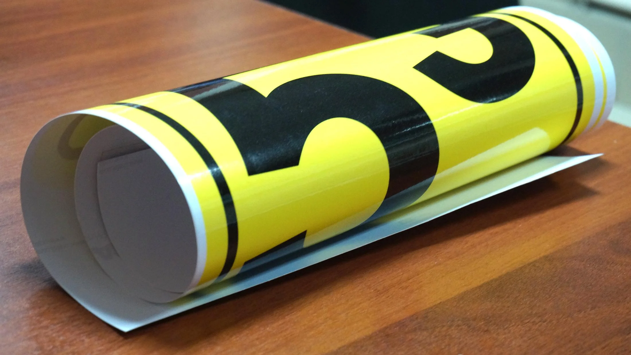 Широкоформатная печать наклеек на самоклеющейся пленке