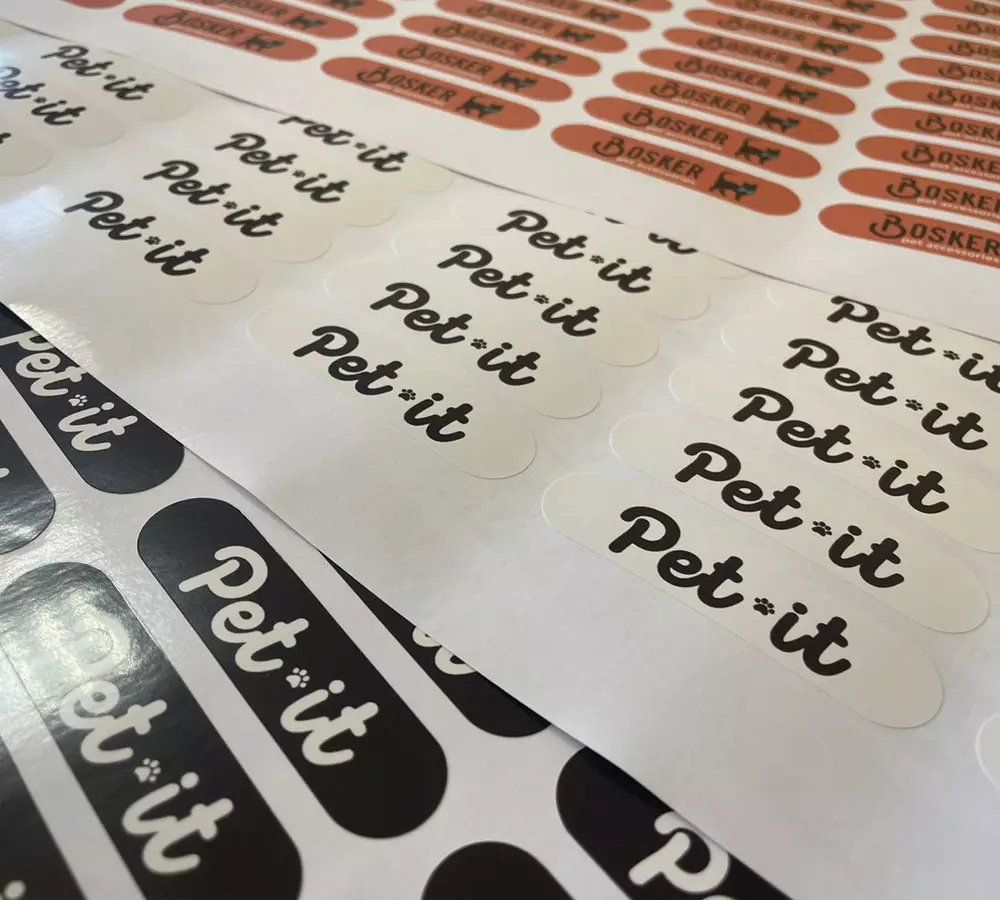 Срочная печать наклеек на самоклеющейся пленке