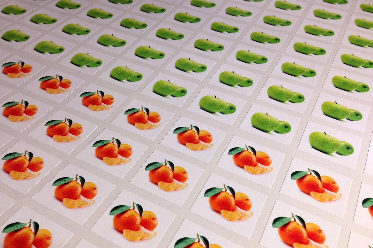 Срочная печать наклеек на самоклеющейся пленке