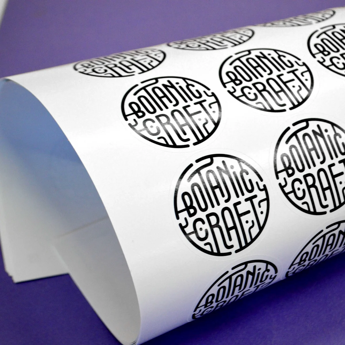 Срочная печать наклеек на самоклеющейся пленке