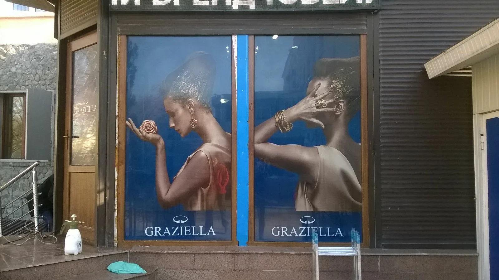 Печать рекламных наклеек на окна