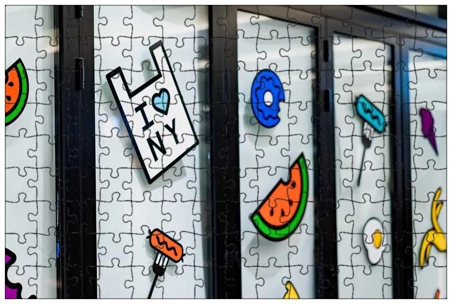 Печать рекламных наклеек на окна