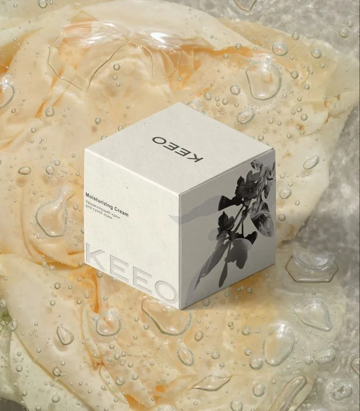 Белая упаковка для косметики