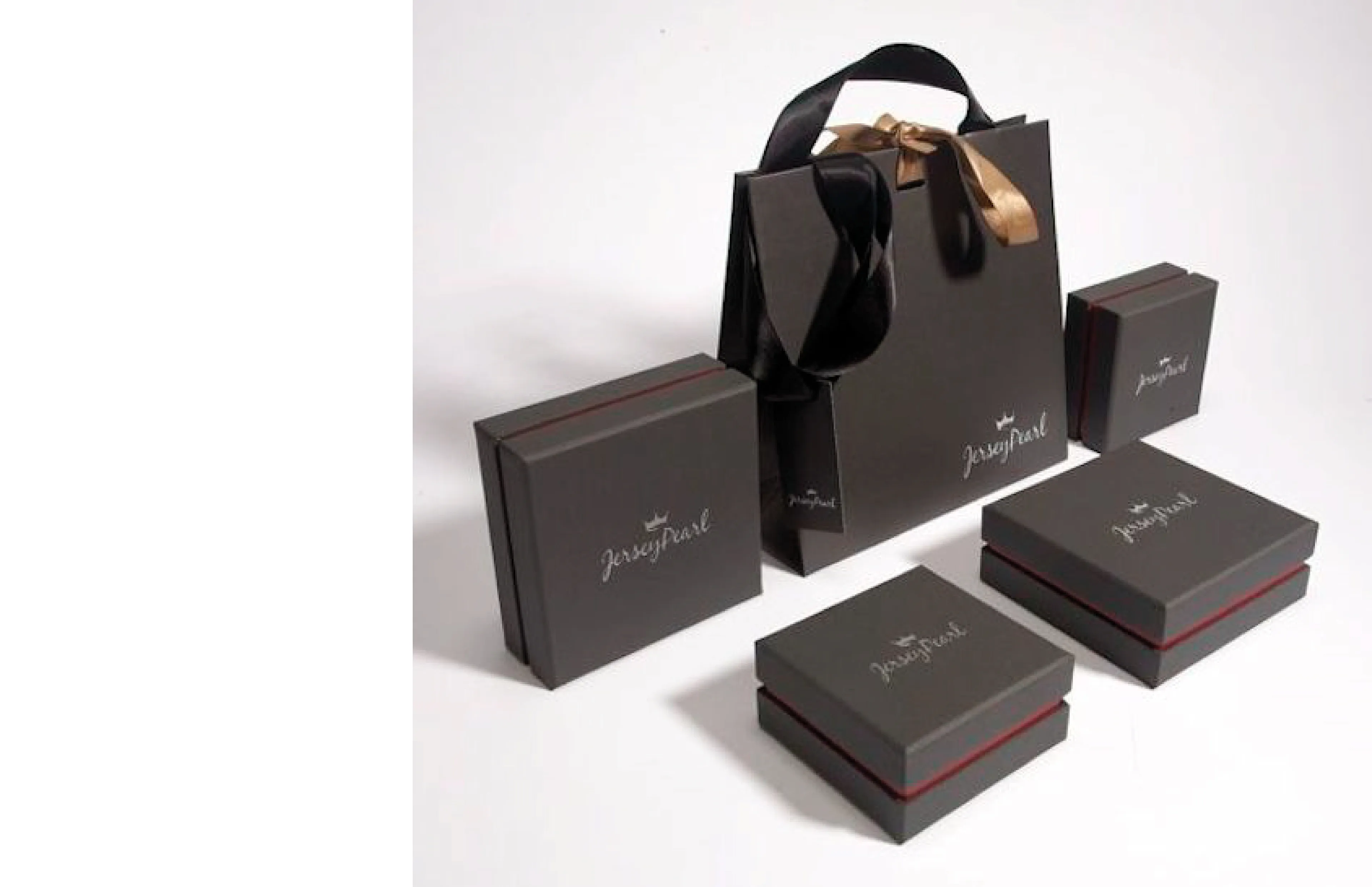 Черная упаковка для косметики