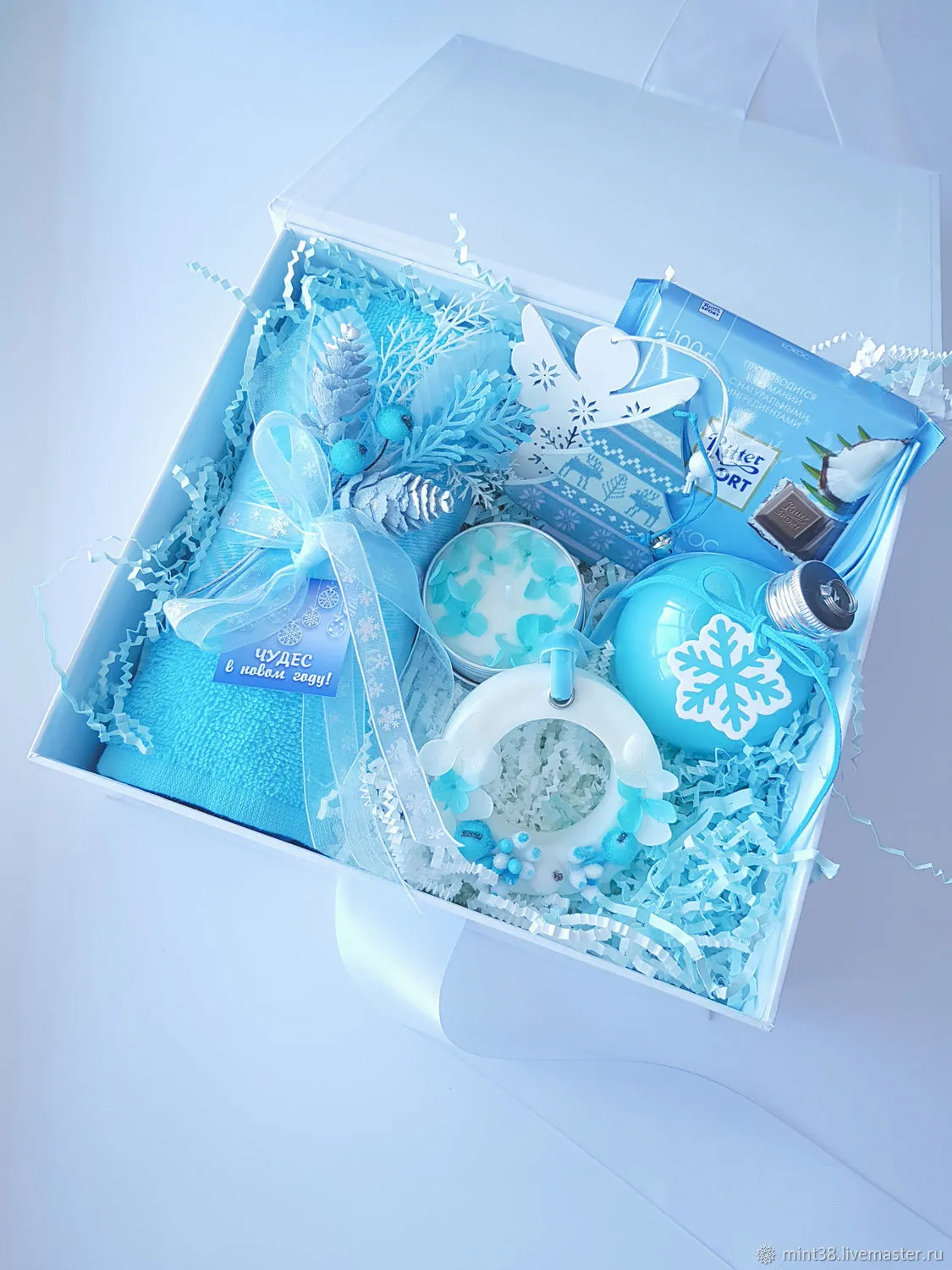 Голубая упаковка для косметики