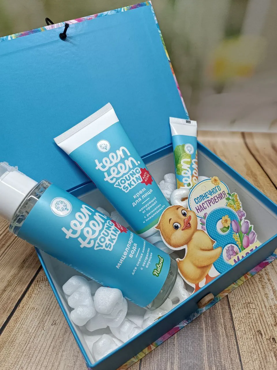 Голубая упаковка для косметики