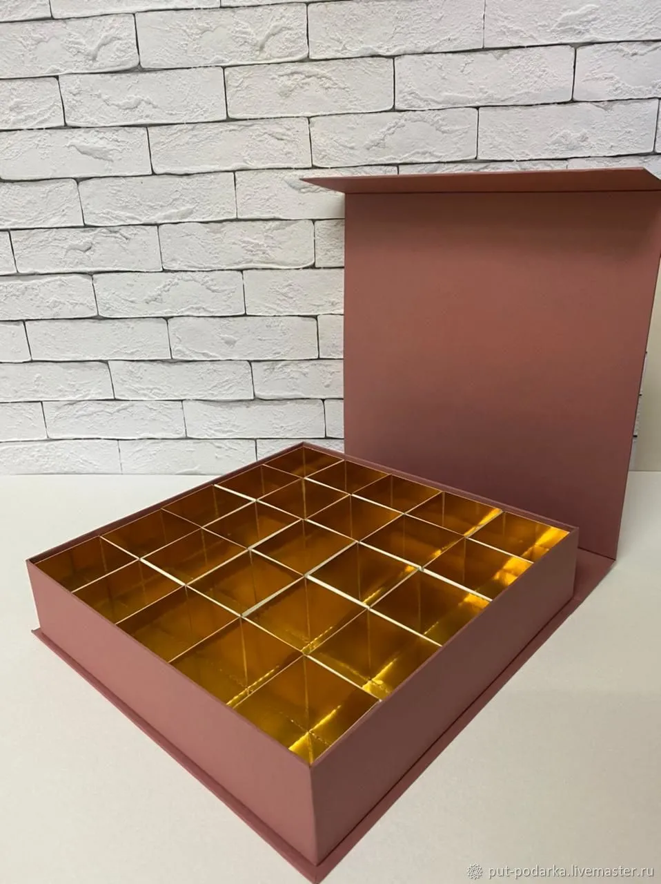 Коричневая упаковка для конфет