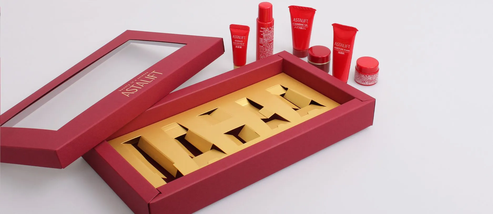 Красная упаковка для косметики