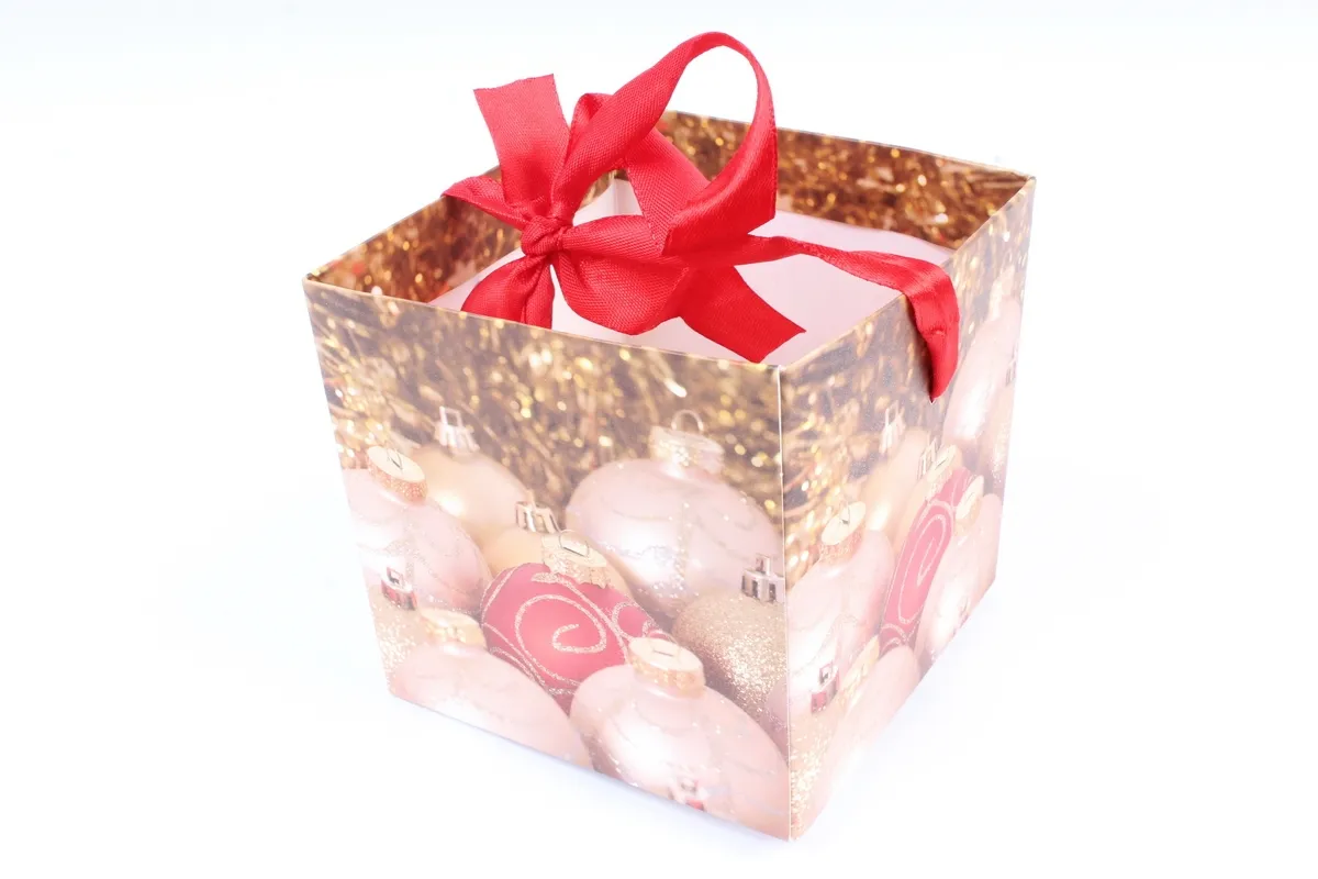 Новогодняя упаковка с шарами