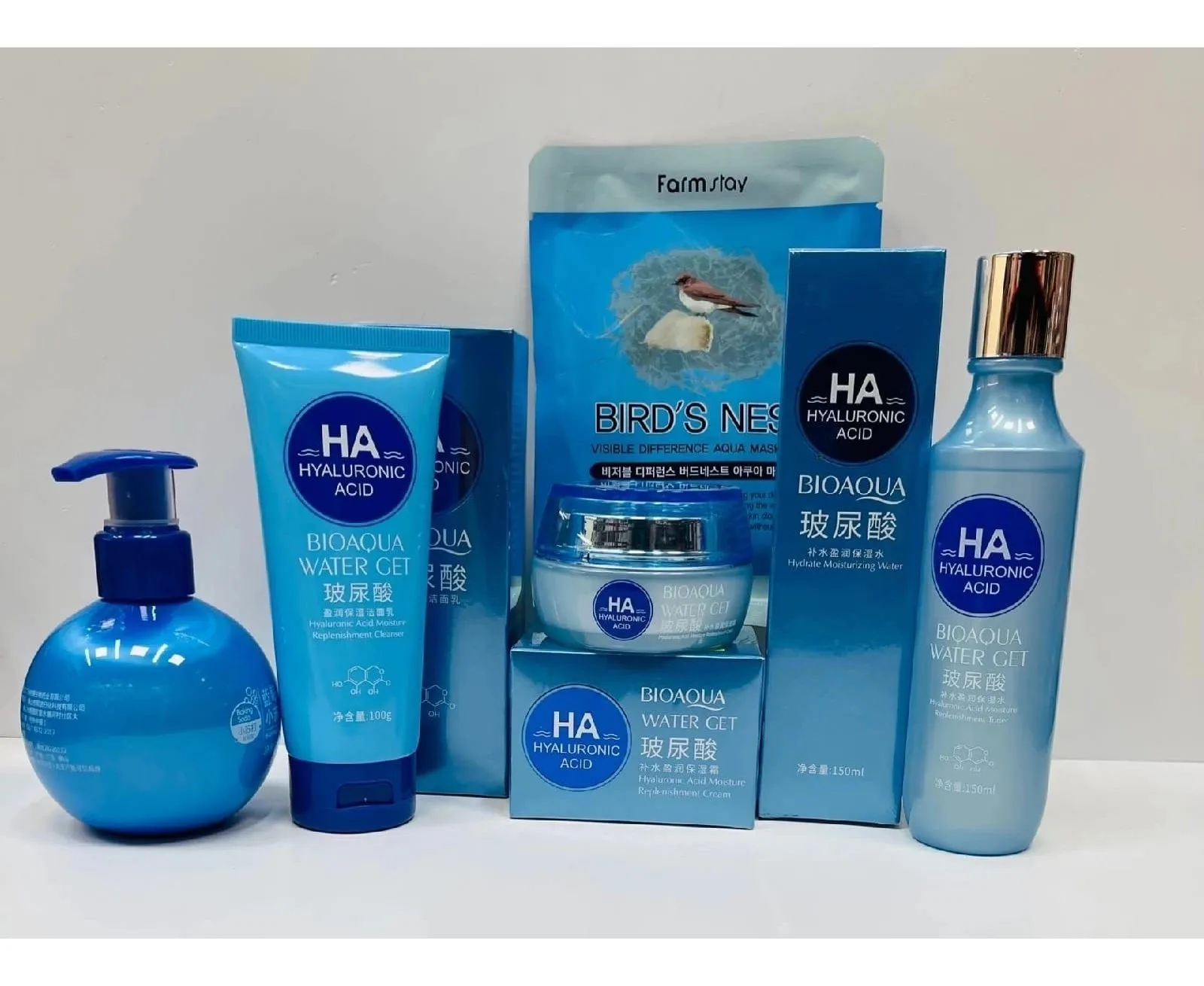 Синяя упаковка для косметики