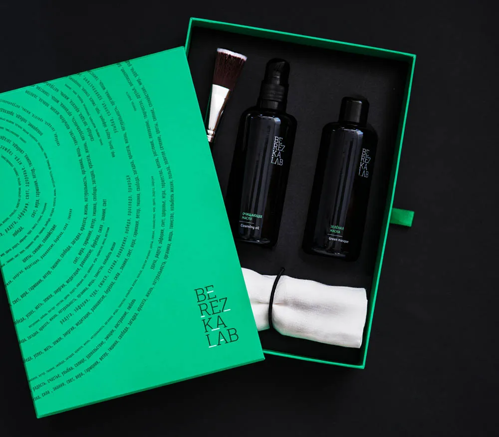 Зеленая упаковка для косметики