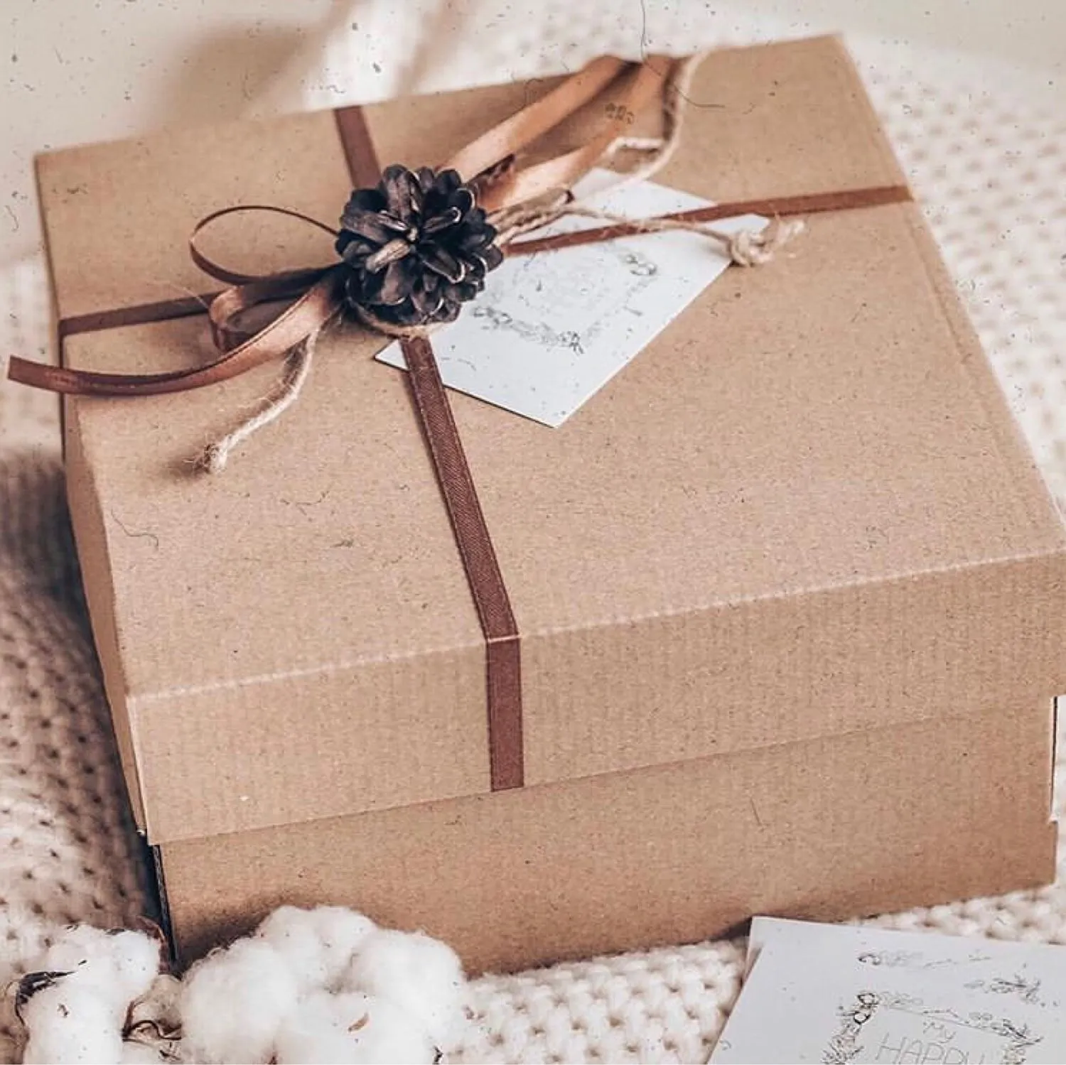 Подарочные коробки 20х20х10