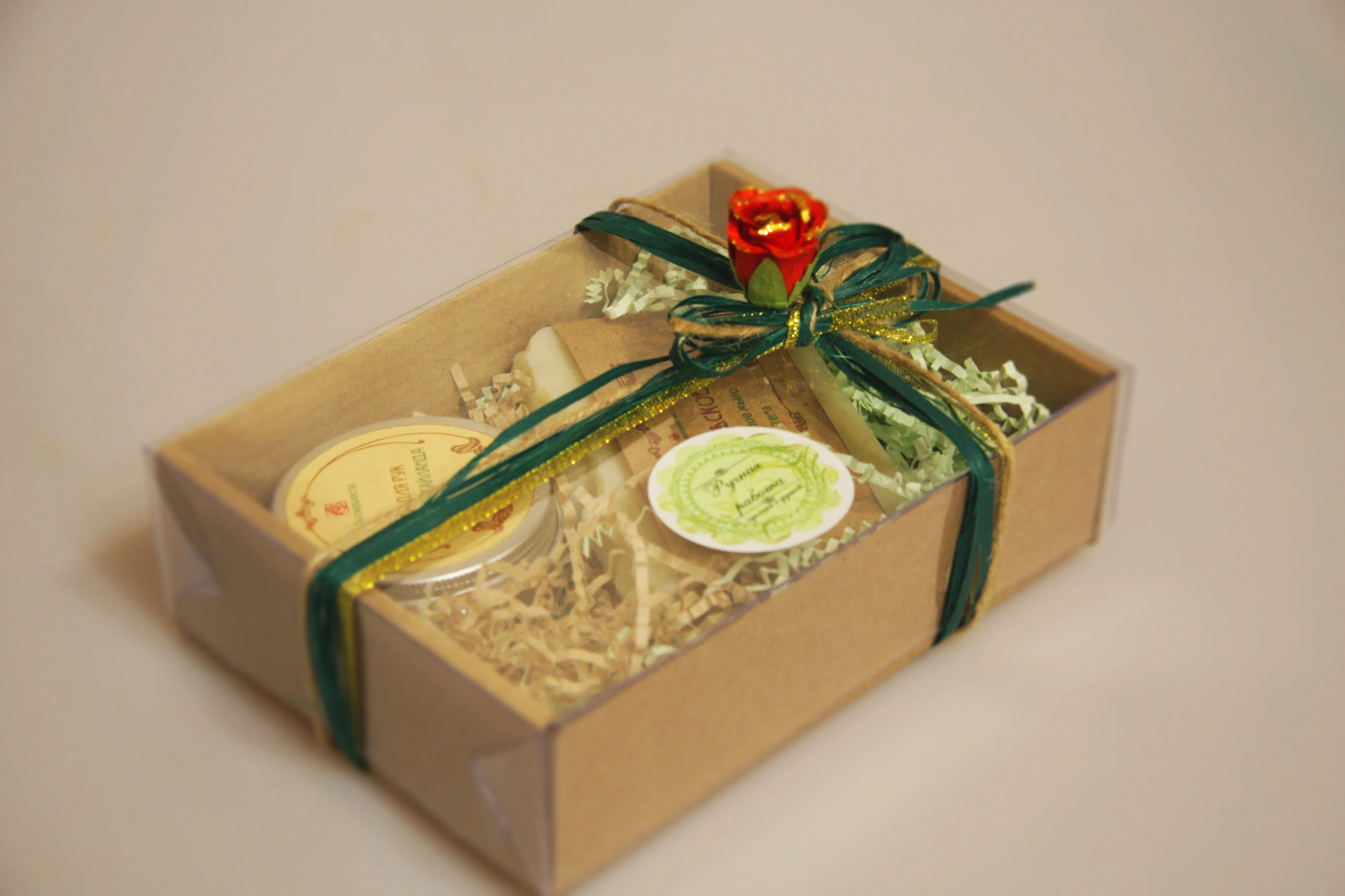 Подарочные коробки 25х35