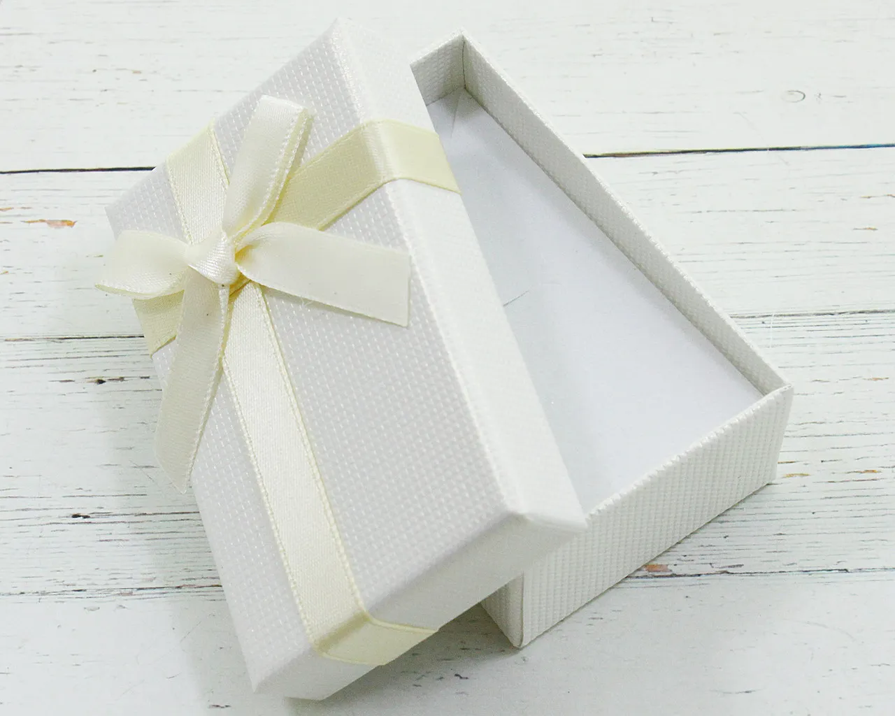 Подарочные коробки 26 см