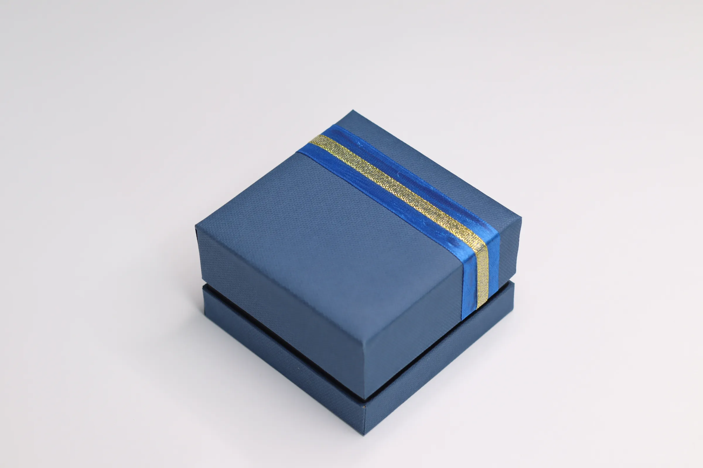 Подарочные коробки 7х7х3