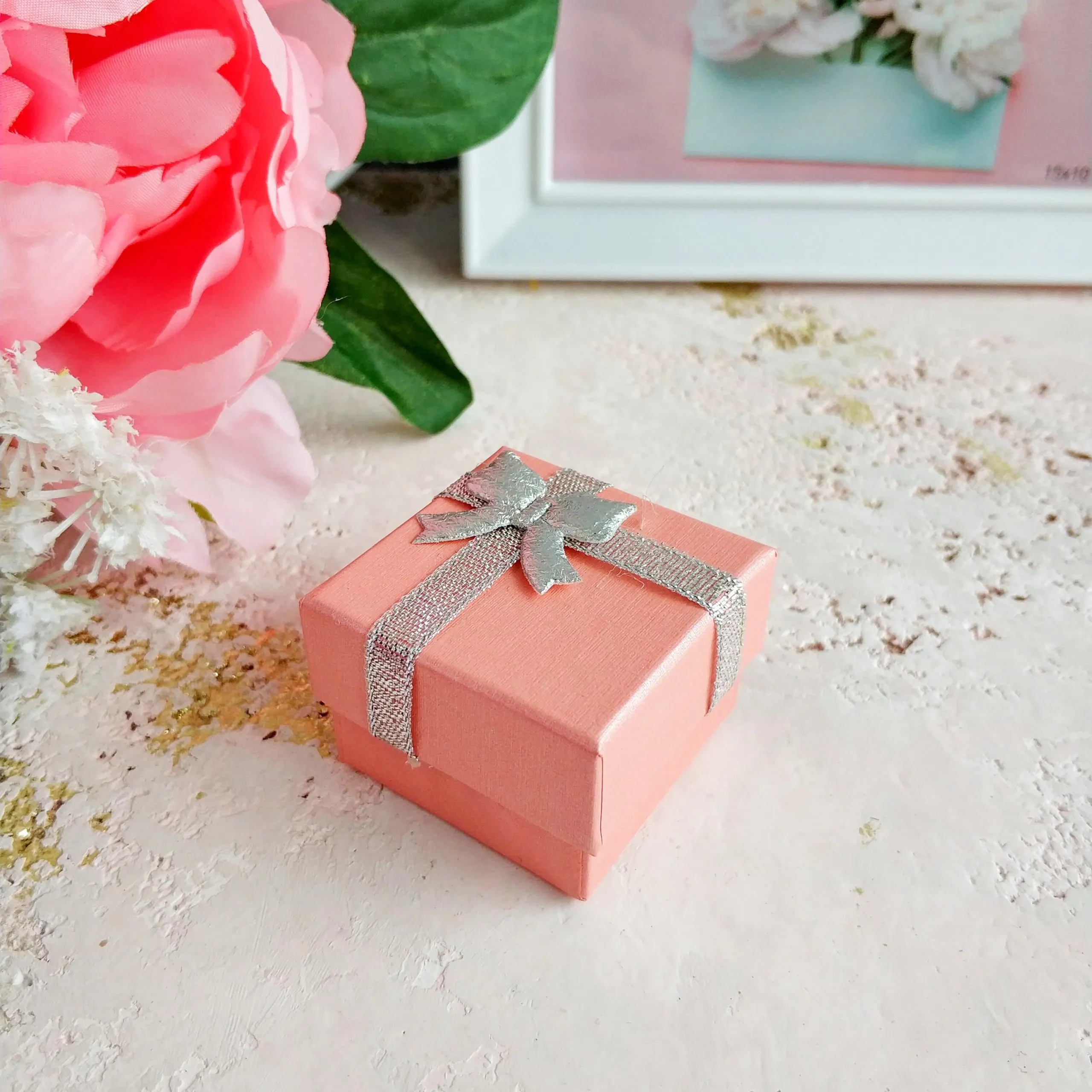 Подарочные коробки 7х7х3