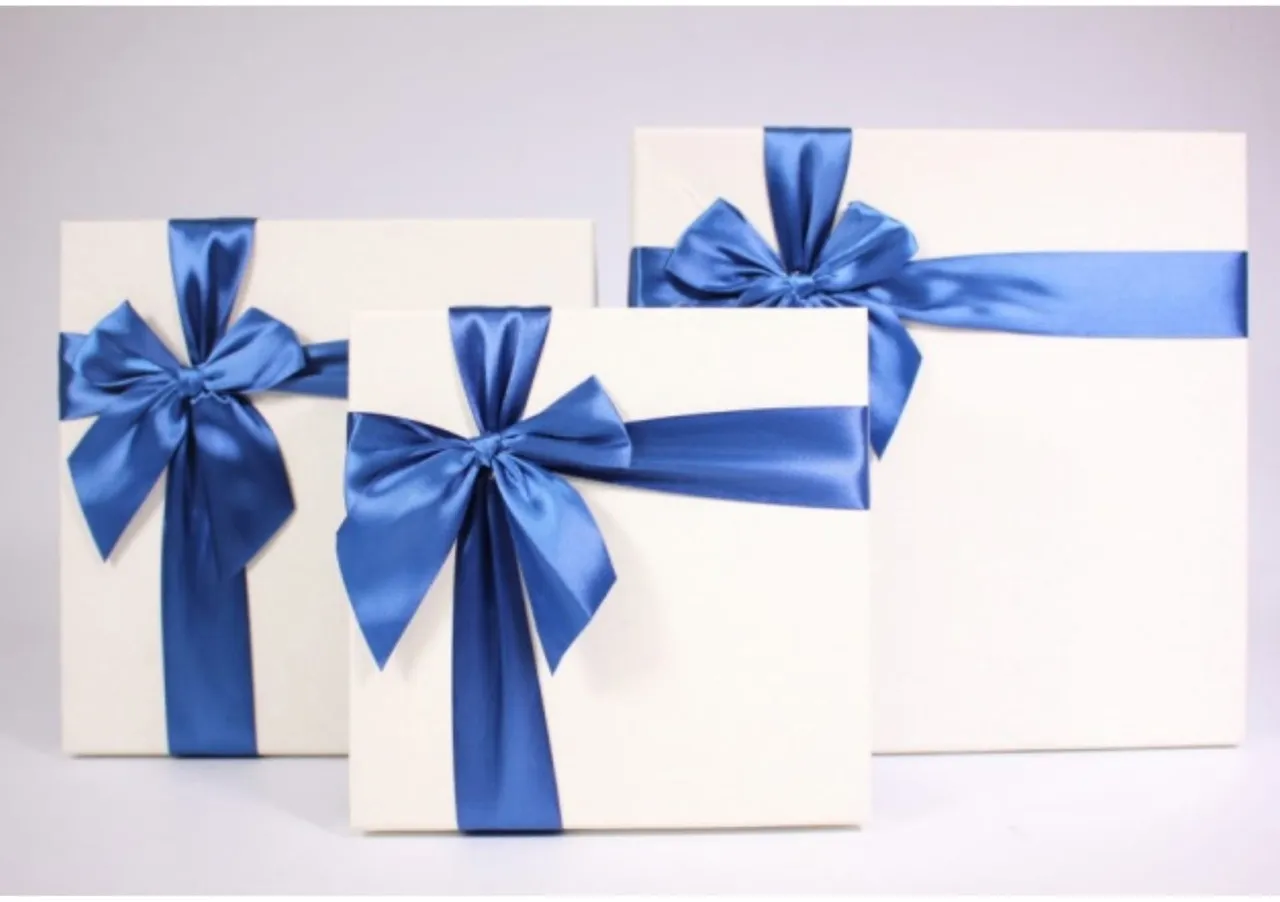 Подарочные коробки с бантом