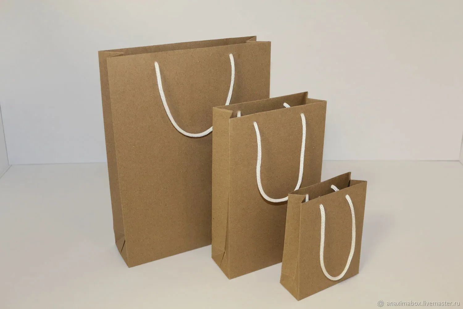 Бежевые бумажные пакеты