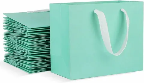 Зеленые бумажные пакеты