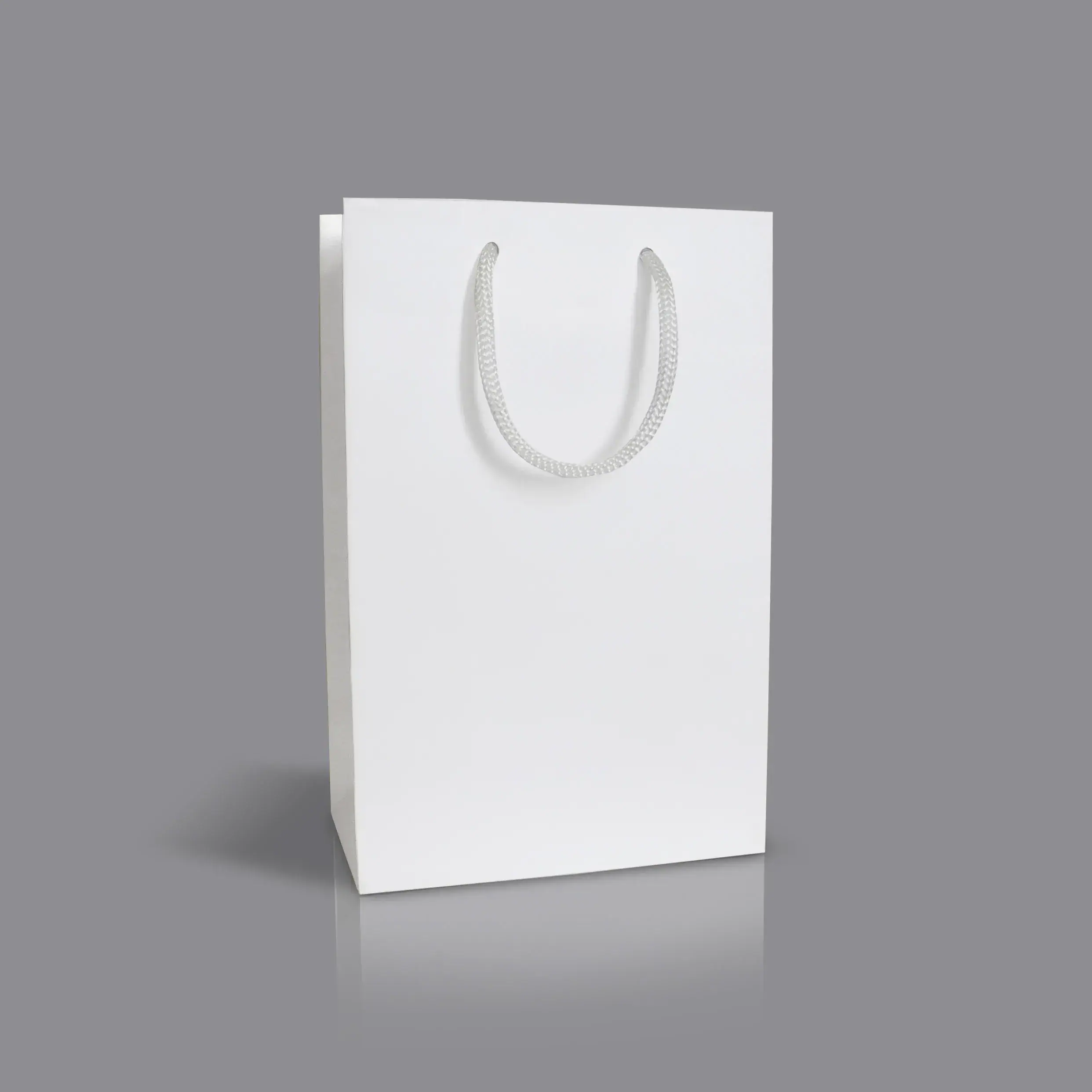 Белые бумажные пакеты