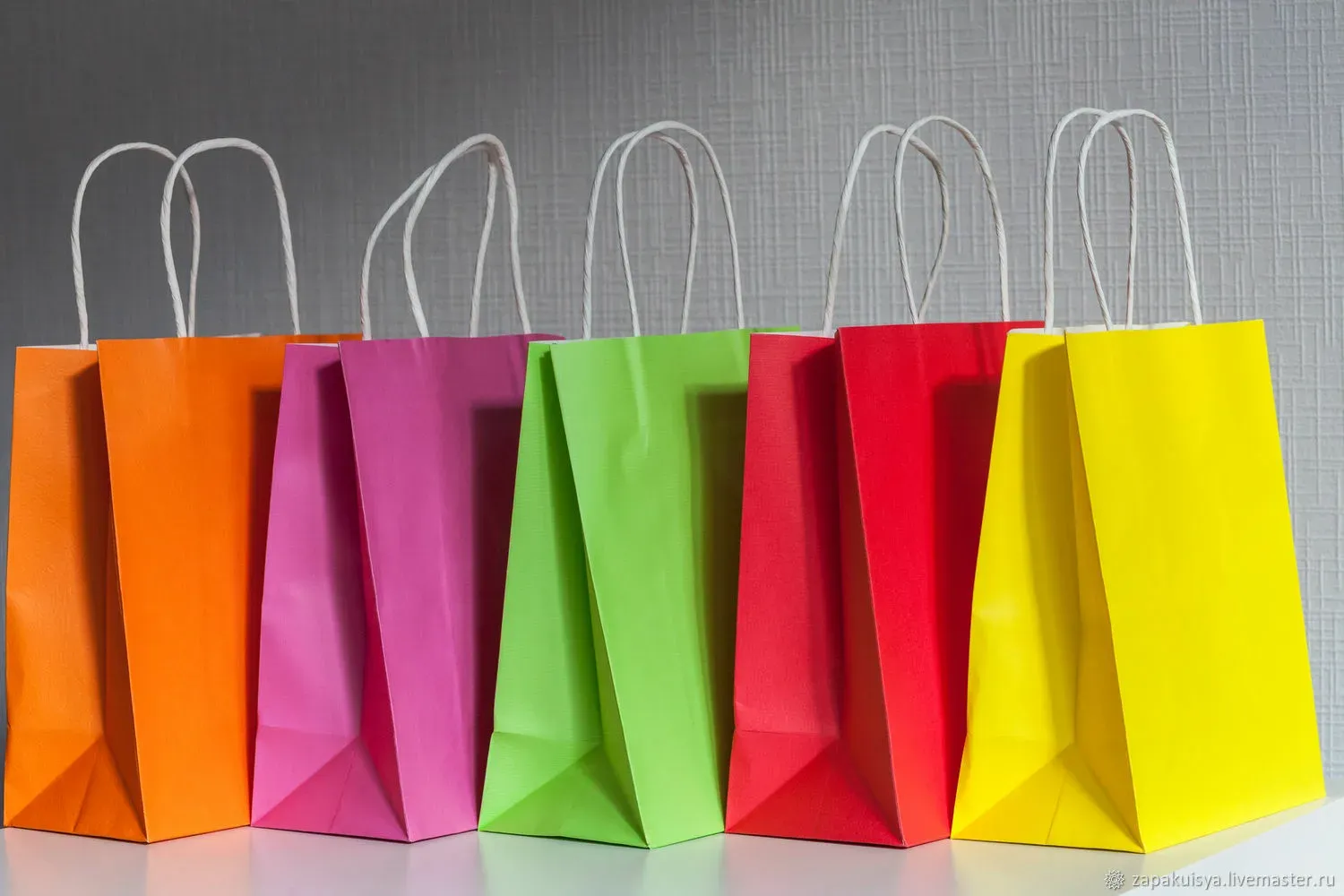 Желтые бумажные пакеты