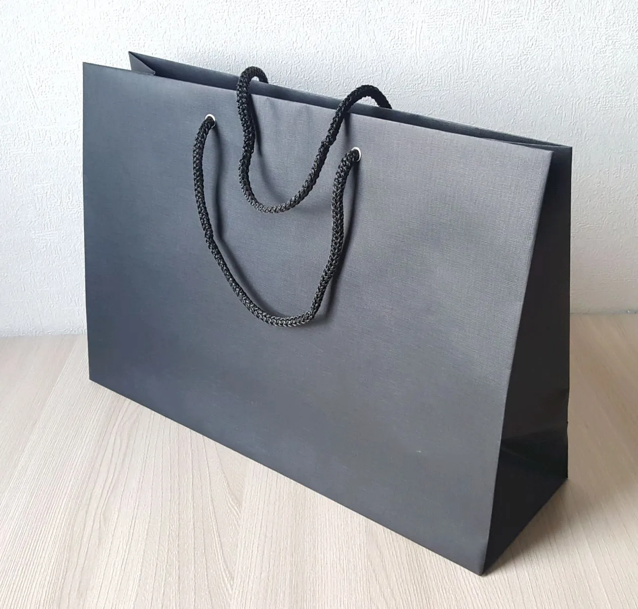 Серые бумажные пакеты