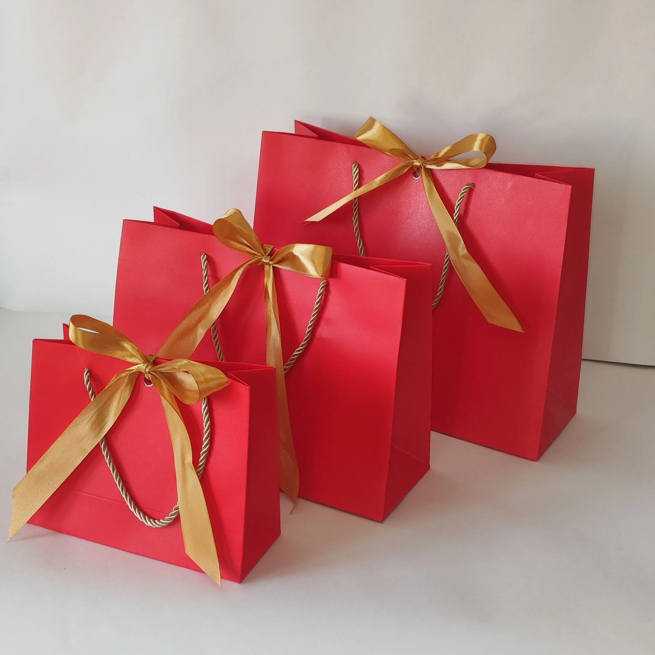 Красные бумажные пакеты