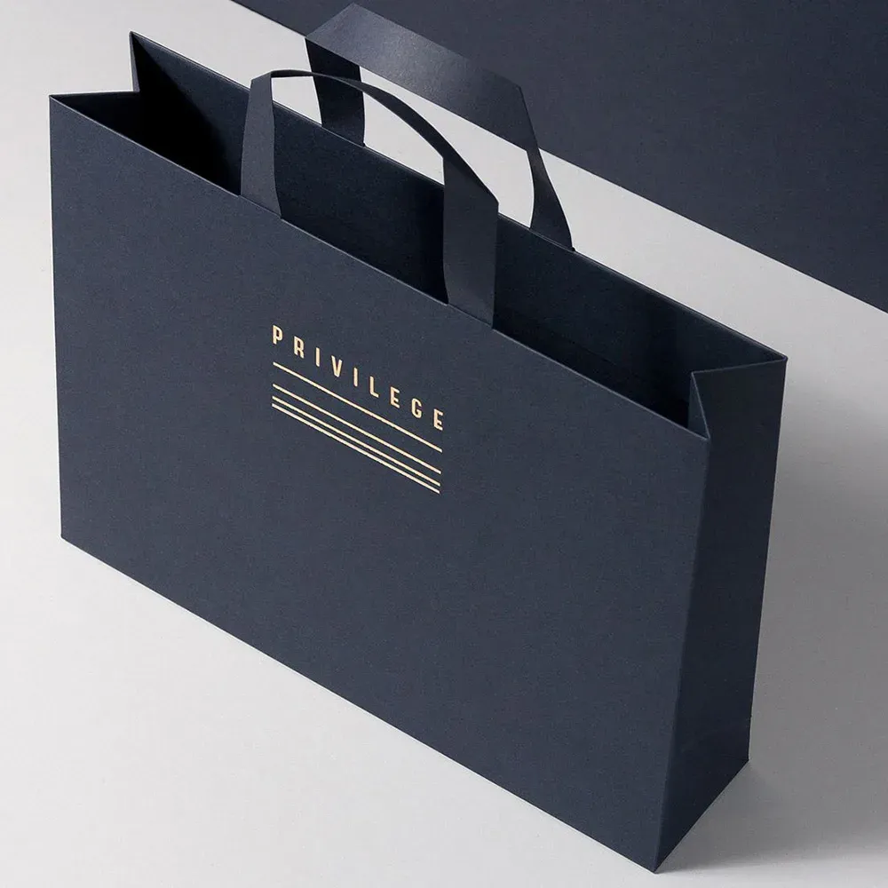 Черные бумажные пакеты с ручками