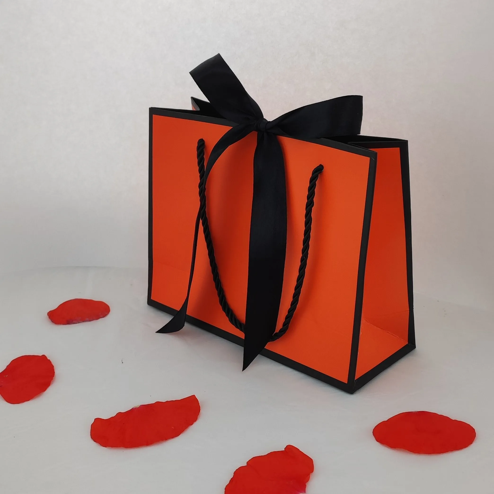 Бумажные пакеты с ленточными ручками