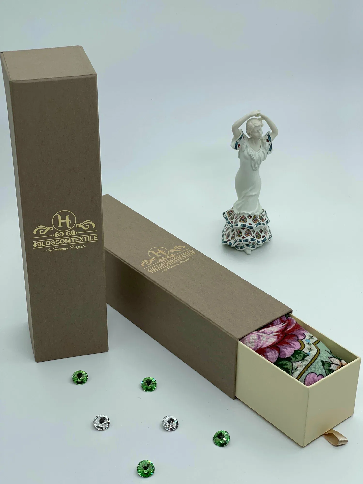 Изготовление коробок-пеналов с тиснением 7х9 см