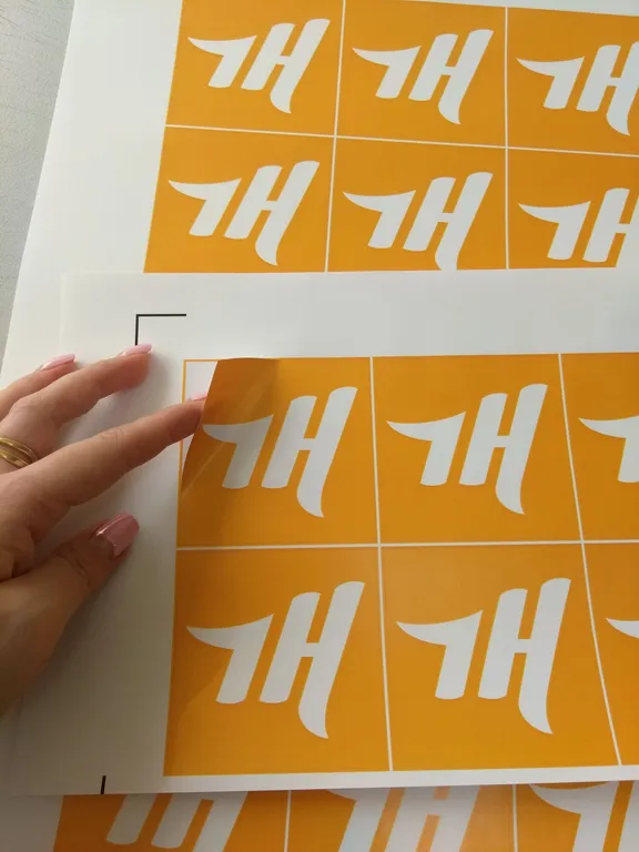 Печать квадратных наклеек