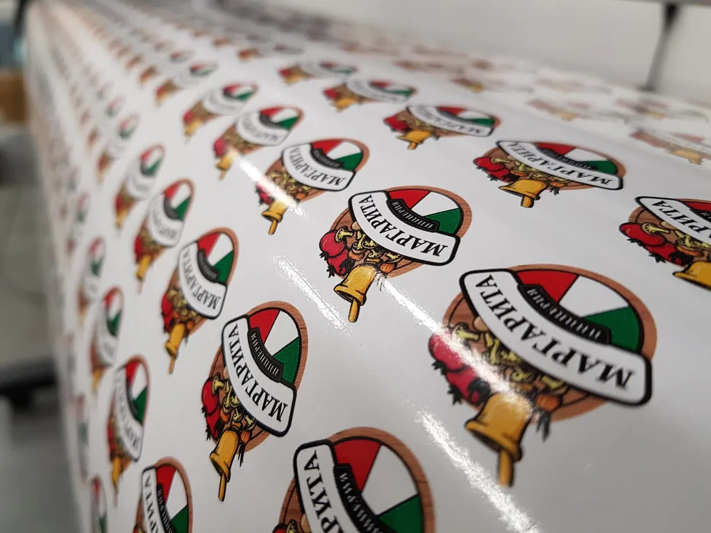 Печать ламинированных наклеек