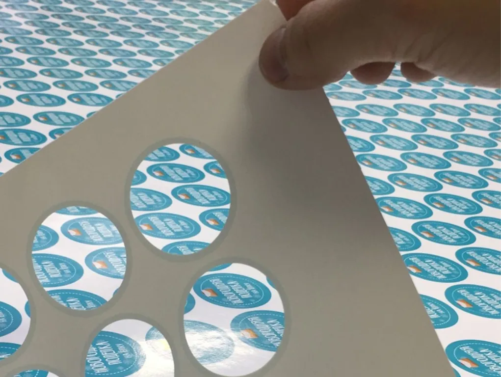 Печать ламинированных наклеек