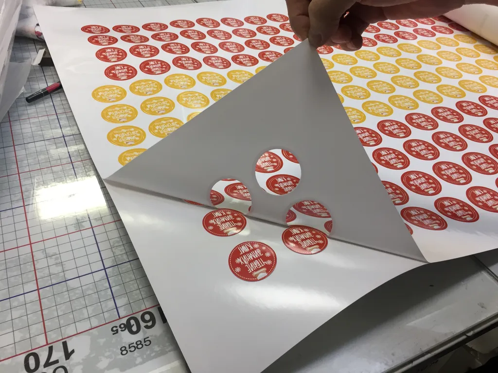 Печать наклеек и стикеров