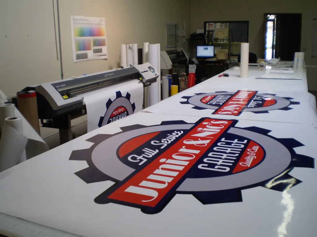 Печать рекламных наклеек