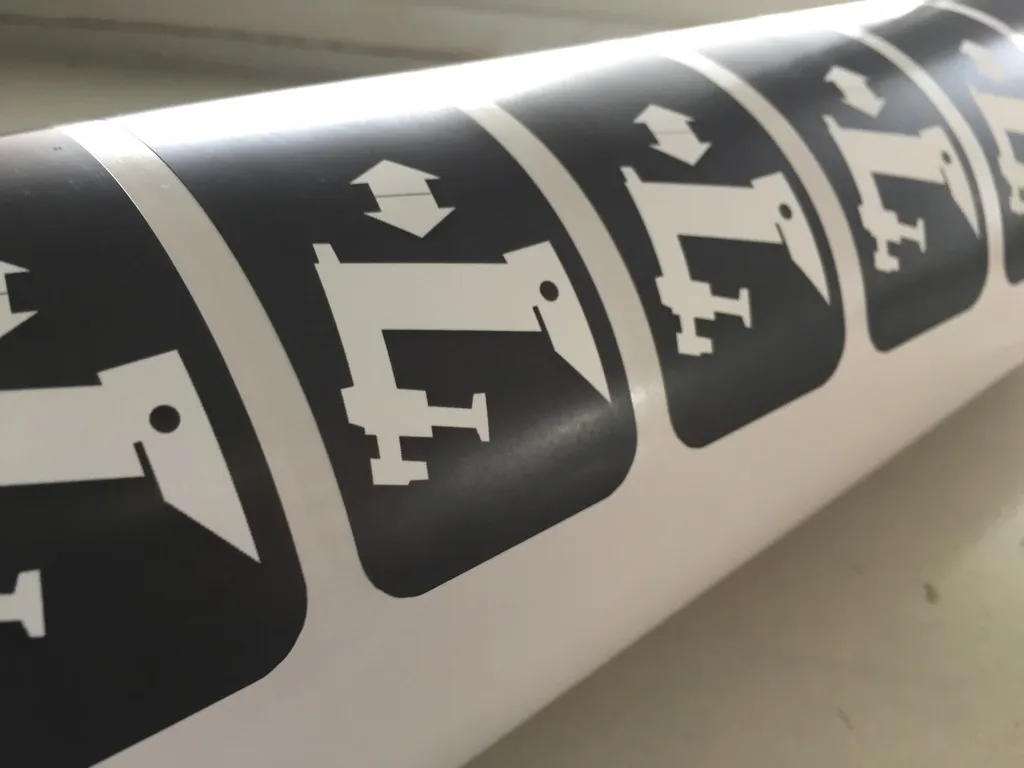 Печать виниловых наклеек