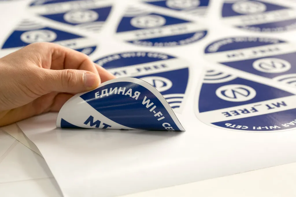 Печать водостойких наклеек