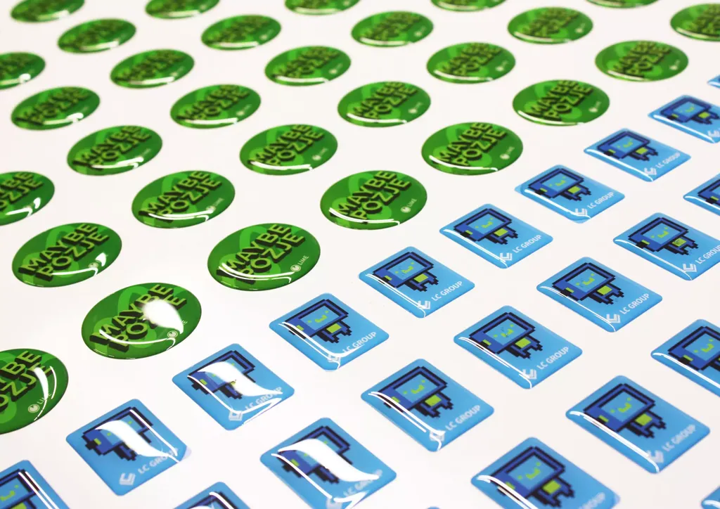 Печать водостойких наклеек