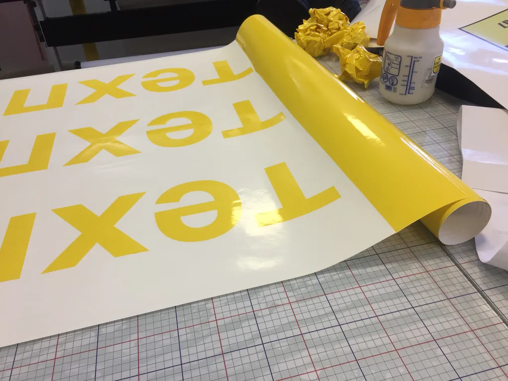 Плоттерная резка самоклейки